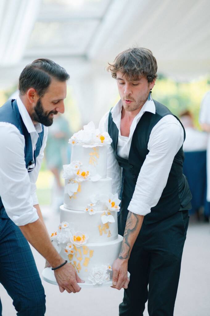 Histon Manor wedding cake carrying